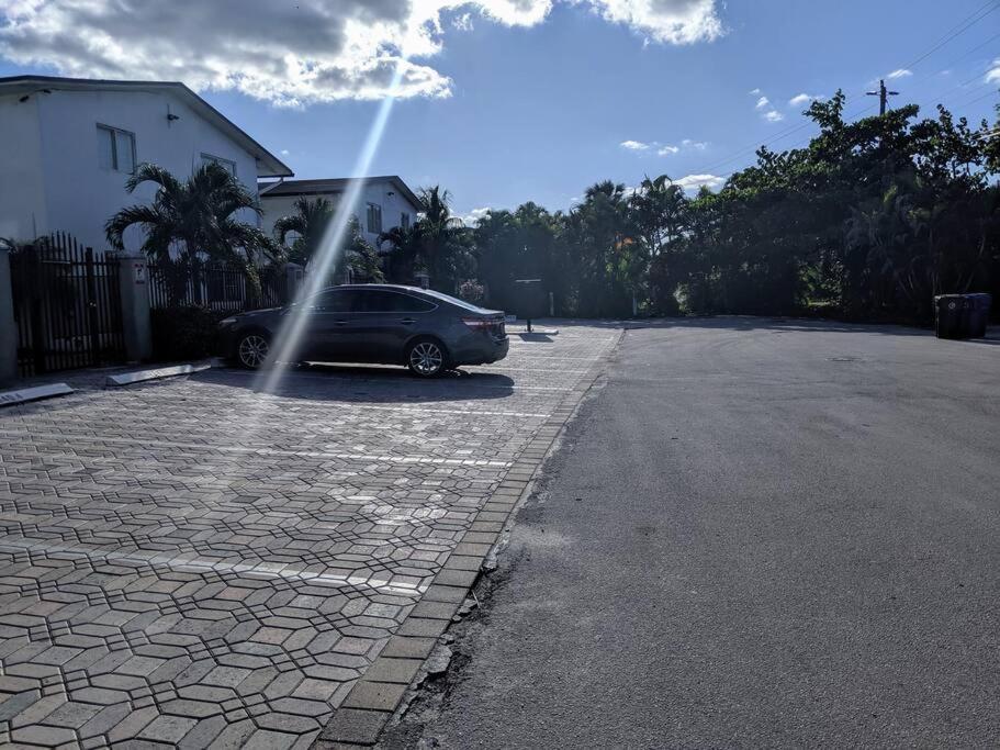 A1 - Endless Summer Vacation - Affordable Luxury Near Downtown Apartment *