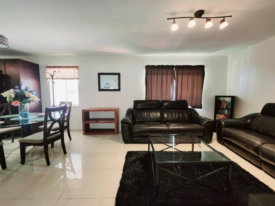 A1 - Endless Summer Vacation - Affordable Luxury Near Downtown Apartment *