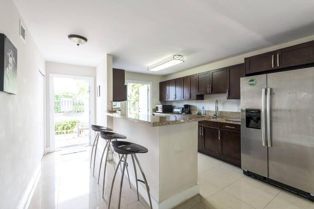A1 - Endless Summer Vacation - Affordable Luxury Near Downtown Apartment