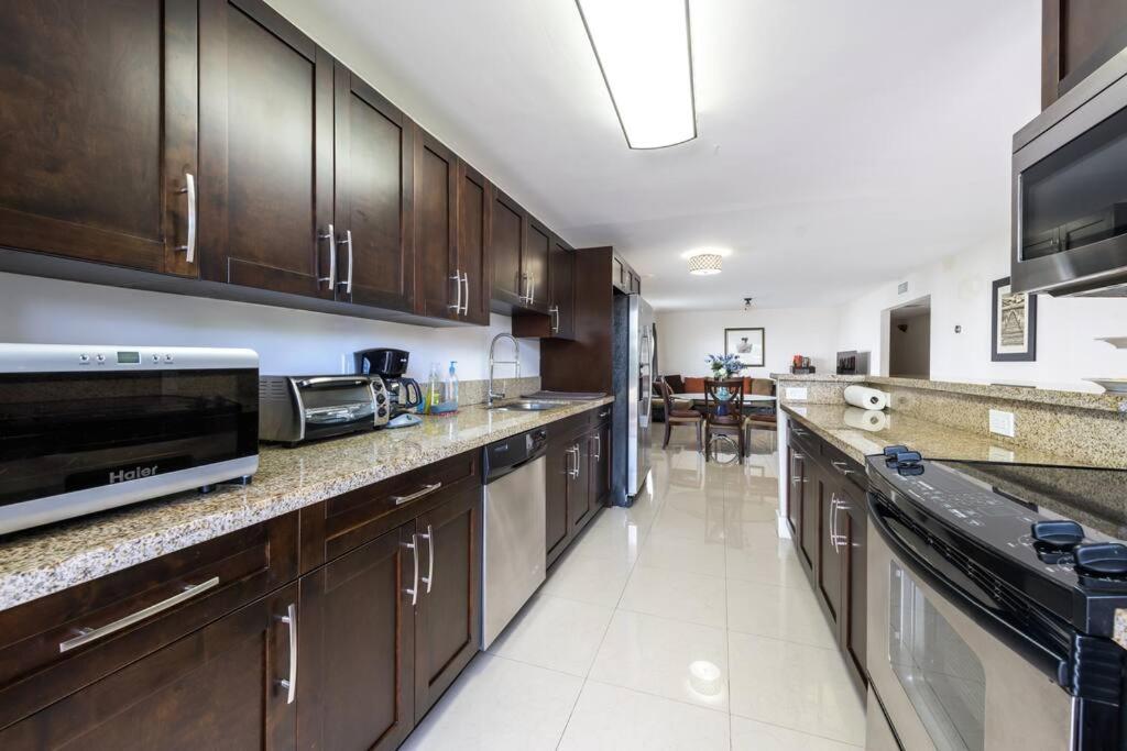 A1 - Endless Summer Vacation - Affordable Luxury Near Downtown Apartment *