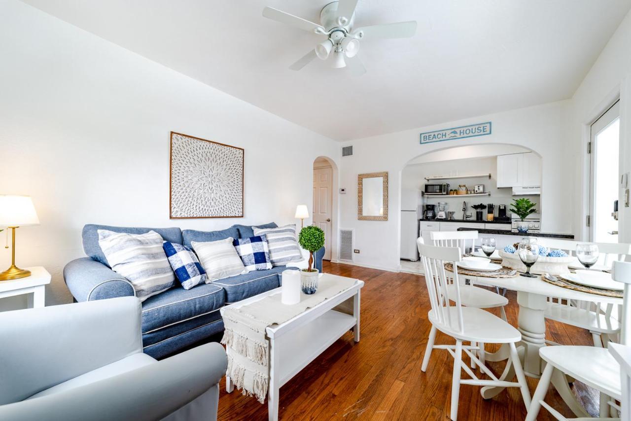The Blue Parrot Apartment