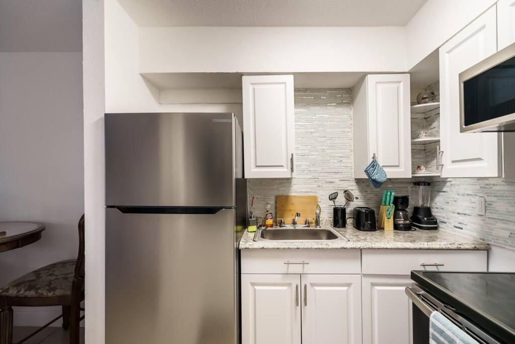 Cheerful 1-bedroom 1bath At Lauderdale Fl Apartment *