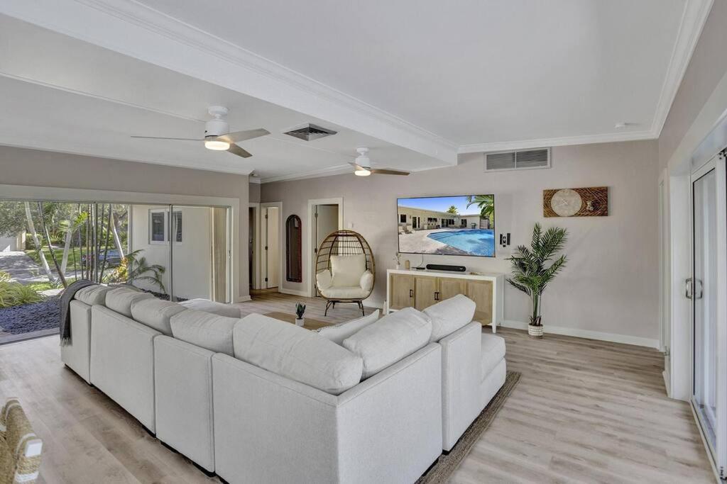 Brand New! Heated Pool, Golf Cart, Next To * Fort Lauderdale
