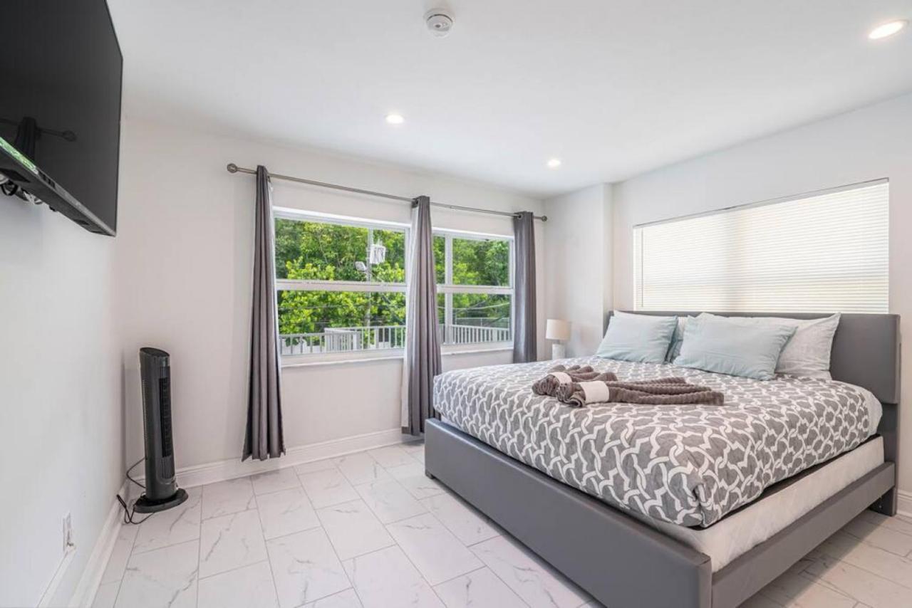 The Purple Pelican Beachfront With Ocean Balcony Unit 1 Holiday home Fort Lauderdale