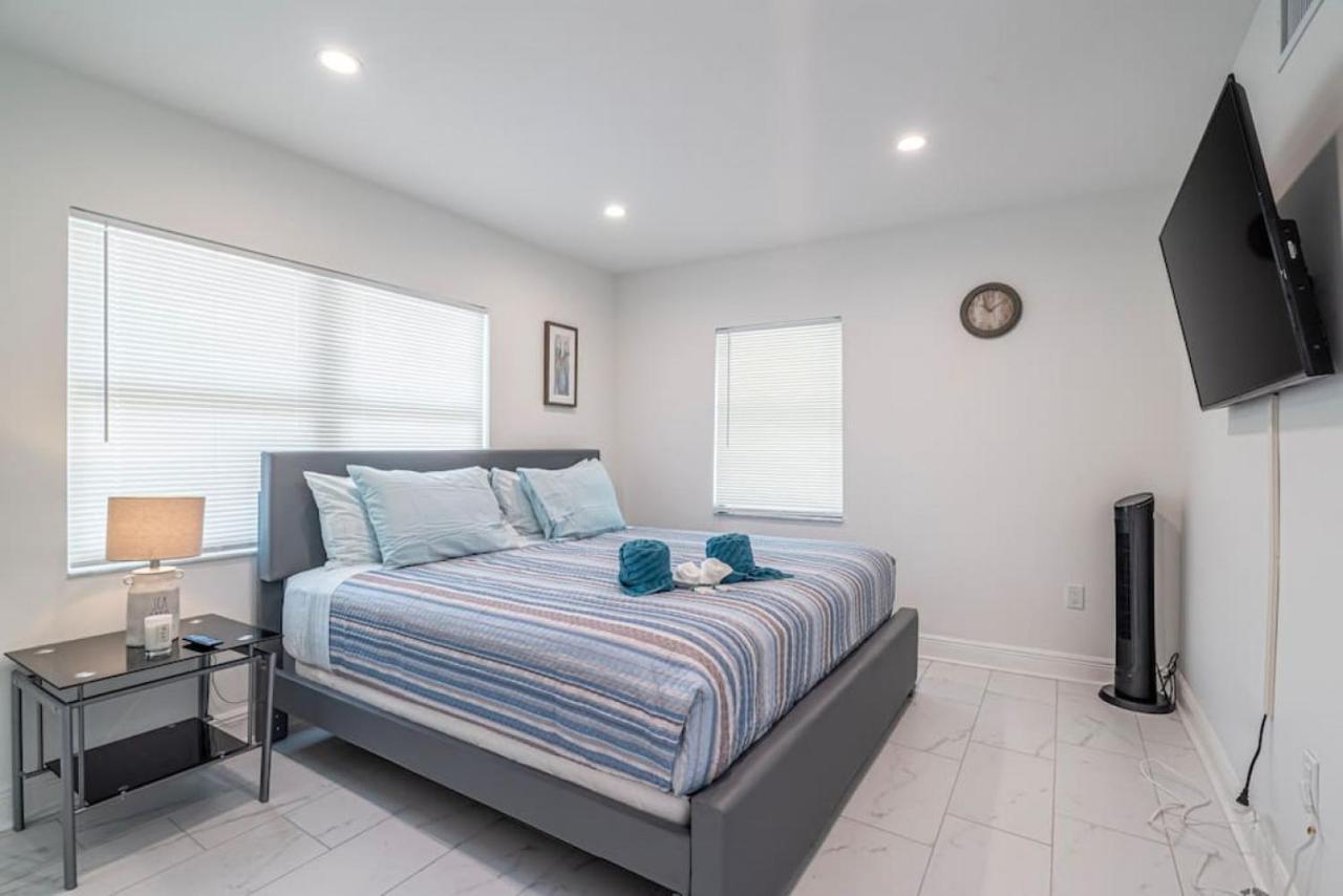 The Purple Pelican Beachfront With Ocean Balcony Unit 5 Holiday home *