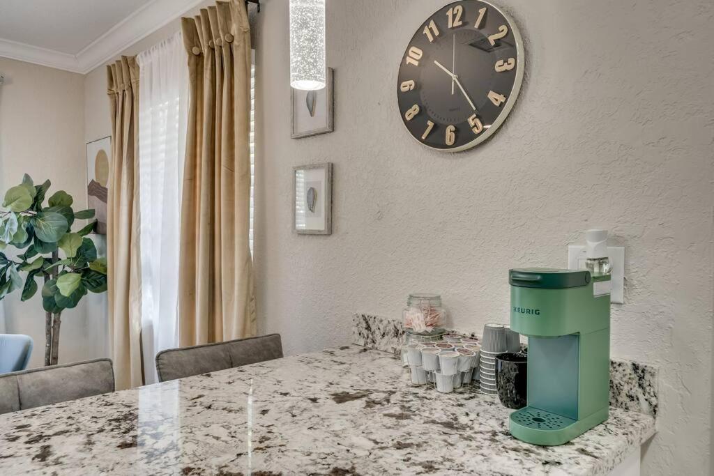 Apartment Modern 10 Minutes From Beach! *