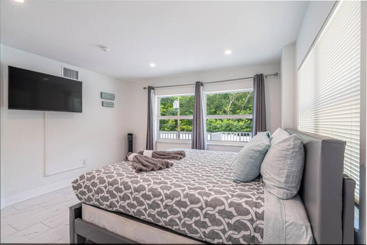 The Purple Pelican Beachfront With Ocean Balcony Unit 1 Holiday home *