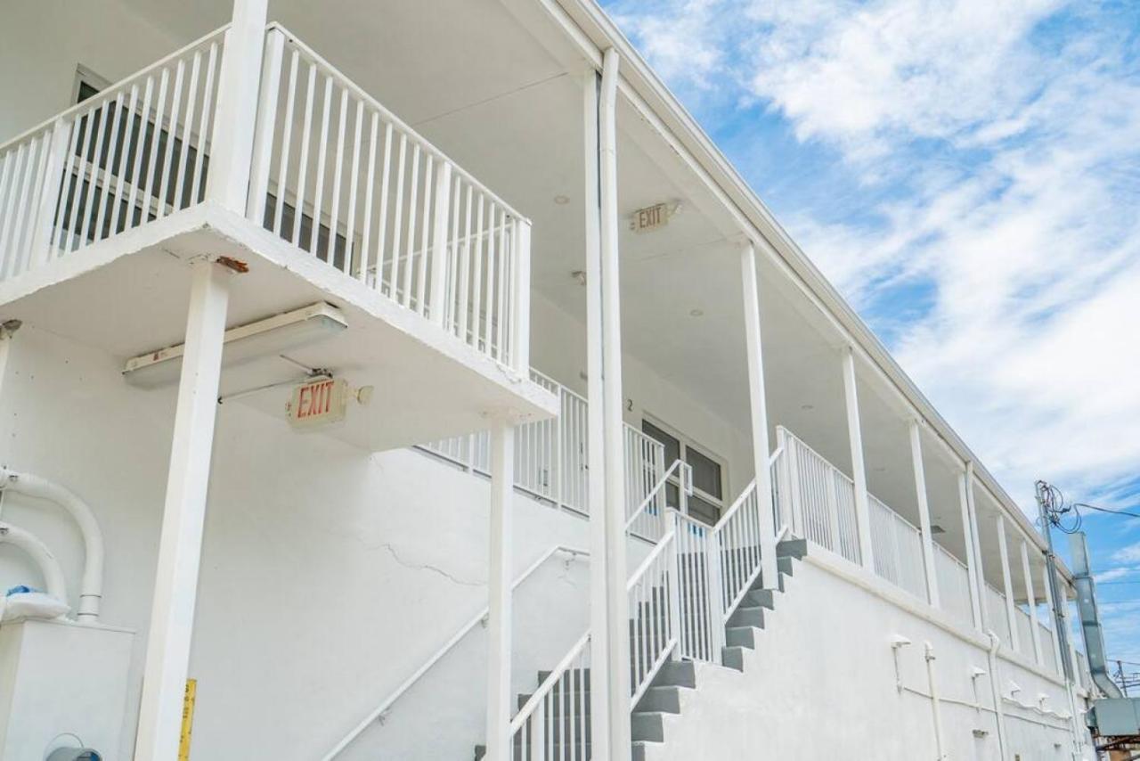 The Purple Pelican Beachfront With Ocean Balcony Unit 1 Holiday home *