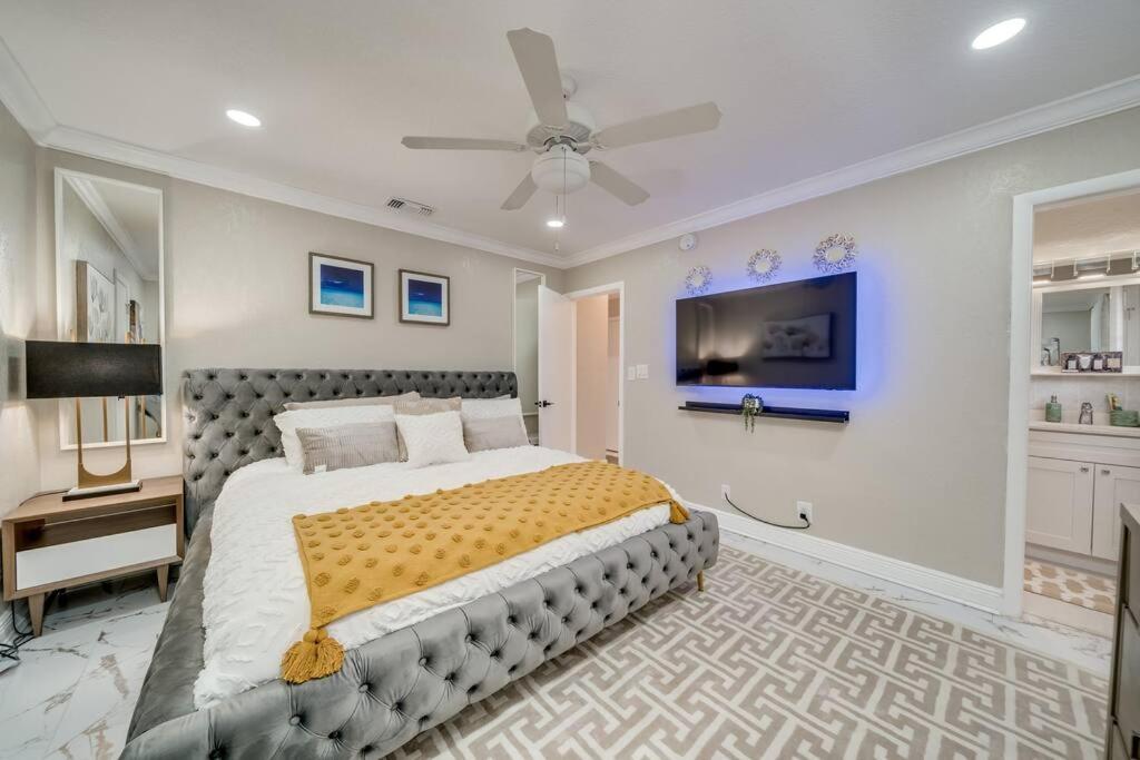 Apartment Modern 10 Minutes From Beach! *