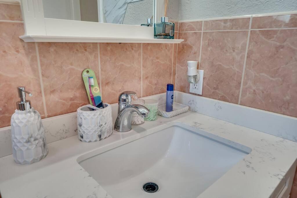 Modern 10 Minutes From Beach! Apartment *