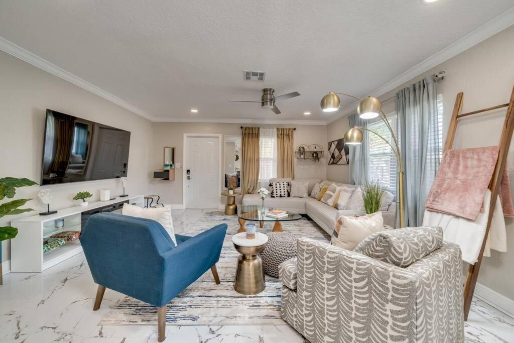 Apartment Modern 10 Minutes From Beach! *