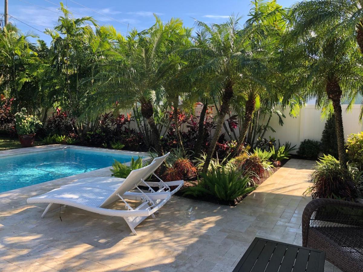 Private Bedroom & Den With Shared Pool & Tropical Garden Guest house *