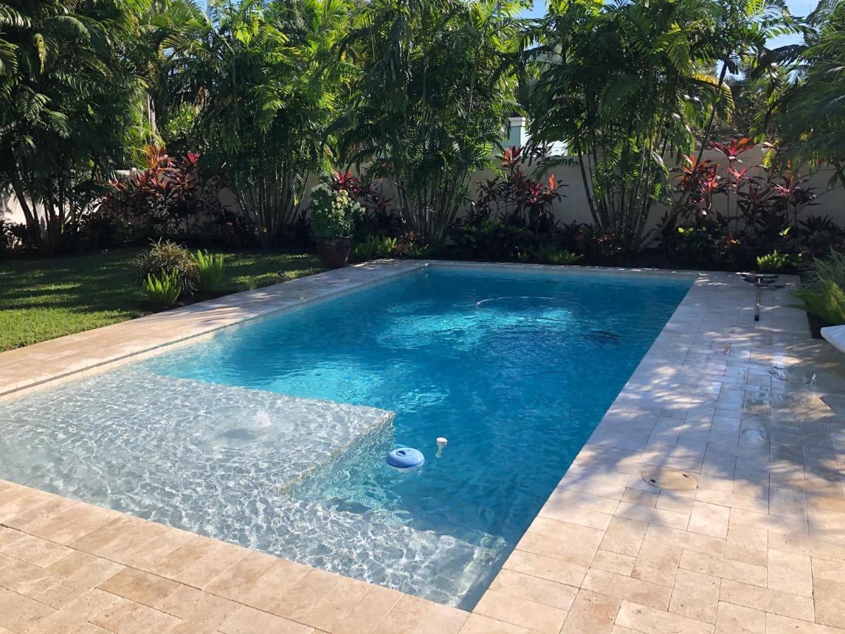 Private Bedroom & Den With Shared Pool & Tropical Garden