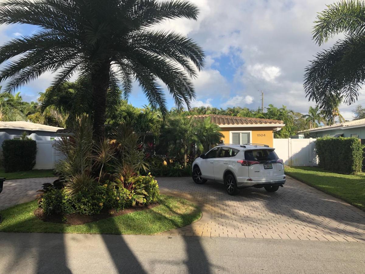 Private Bedroom & Den With Shared Pool & Tropical Garden Guest house