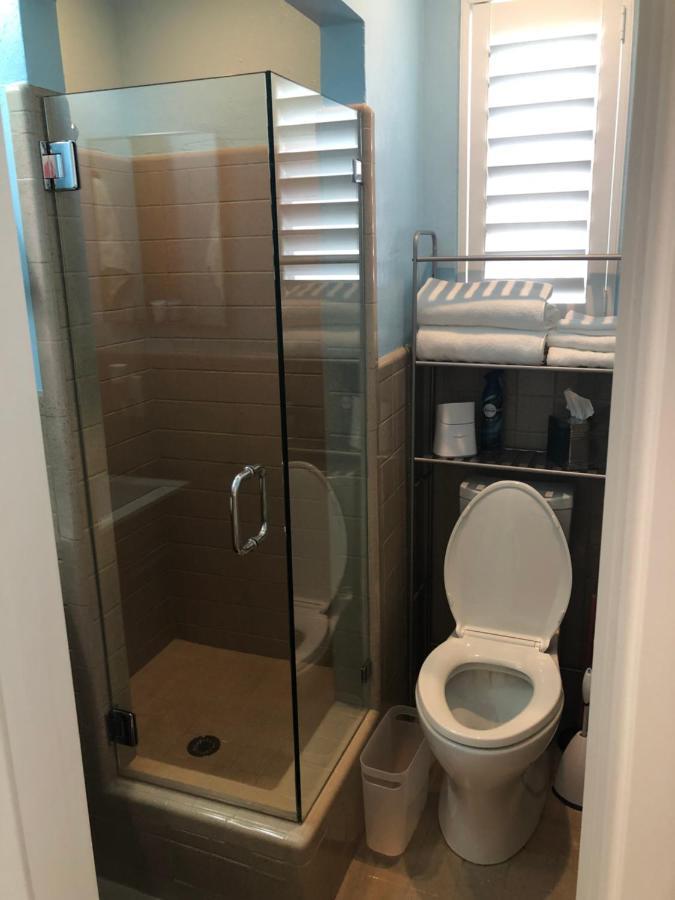 Private Bedroom & Den With Shared Pool & Tropical Garden Guest house