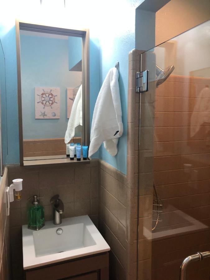 Private Bedroom & Den With Shared Pool & Tropical Garden *