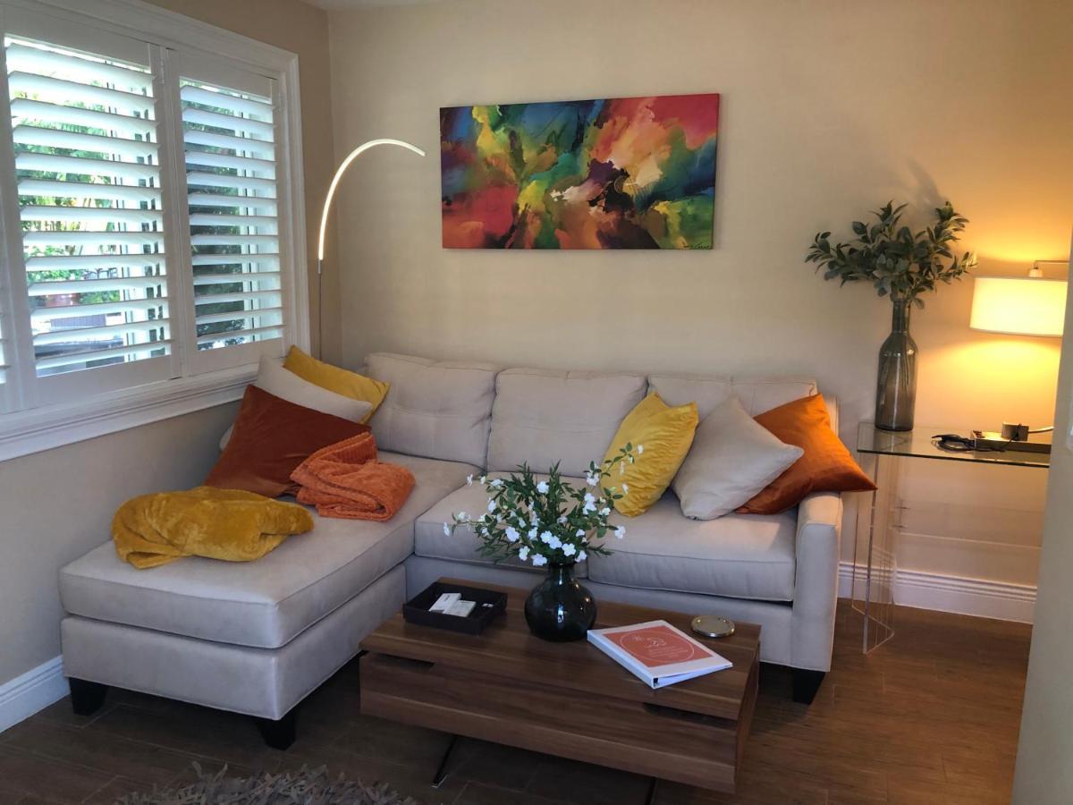 Private Bedroom & Den With Shared Pool & Tropical Garden Guest house *