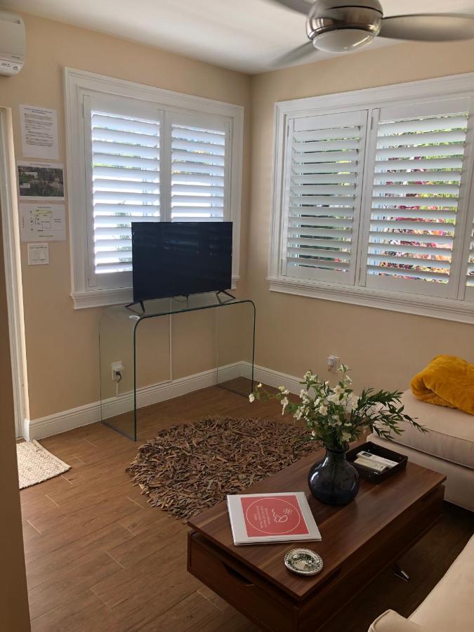 Private Bedroom & Den With Shared Pool & Tropical Garden Guest house