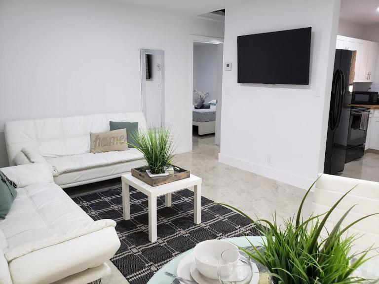 Apts With Backyard Near Lauderdale Beach, Nightlife, Cruise Port, Airport Fort Lauderdale