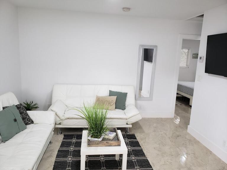 Apts With Backyard Near Lauderdale Beach, Nightlife, Cruise Port, Airport Apartment *