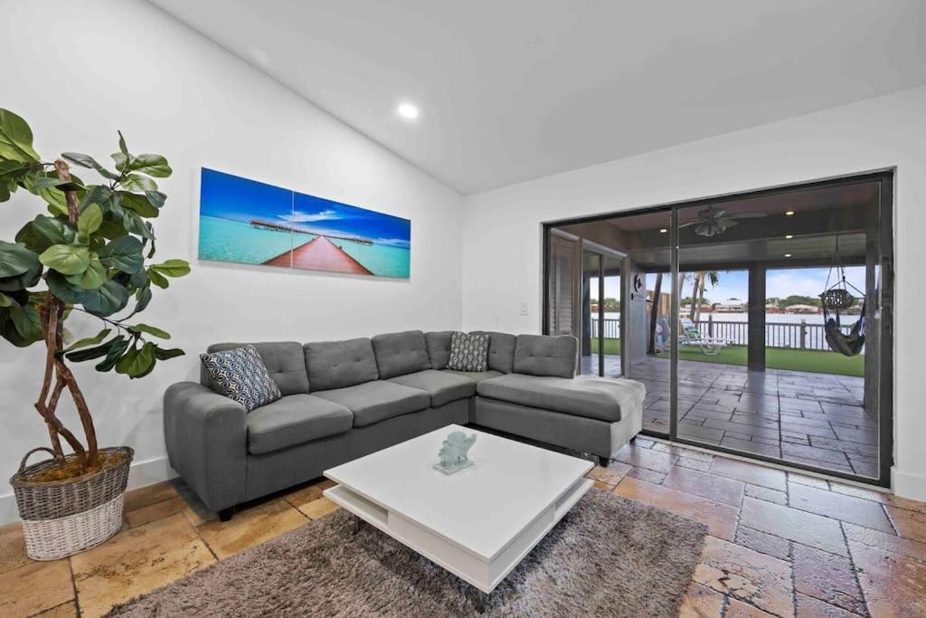 Lakefront Retreat Water View Fishing Casino Holiday home Fort Lauderdale