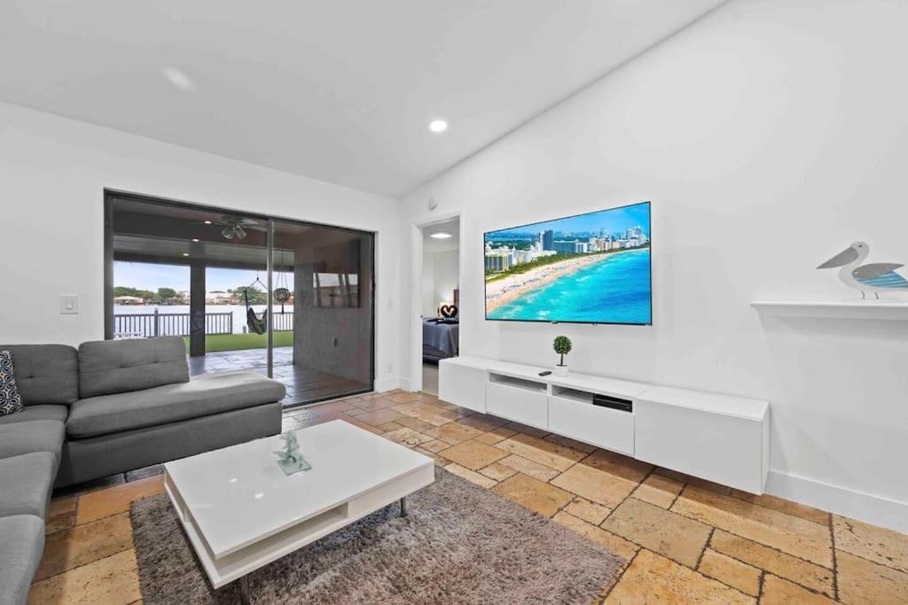 Lakefront Retreat Water View Fishing Casino Holiday home