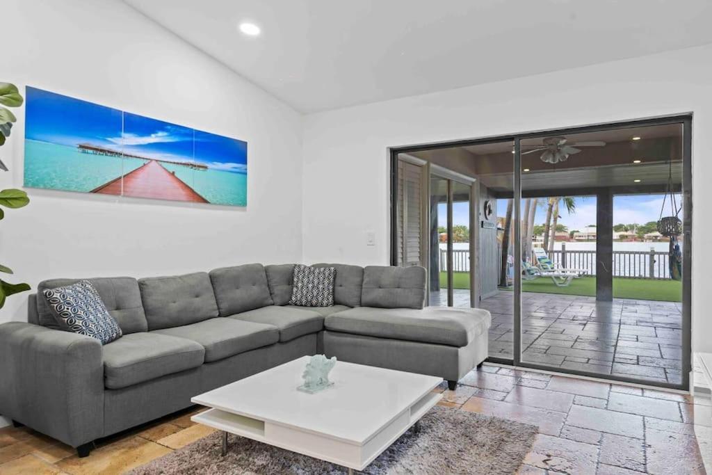 Lakefront Retreat Water View Fishing Casino Holiday home Fort Lauderdale