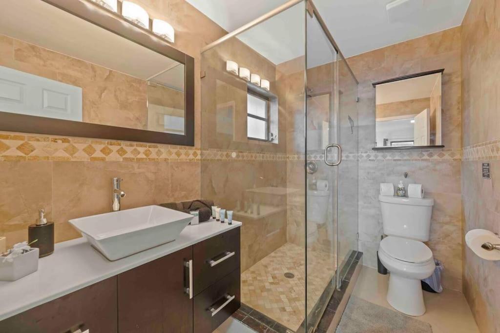 Lakefront Retreat Water View Fishing Casino Holiday home Fort Lauderdale