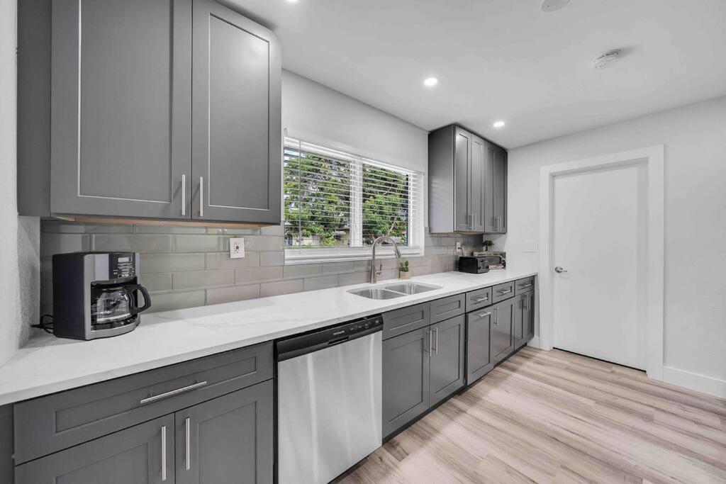 Sweet Escape 5 Br/2ba Min From Airport And Holiday home