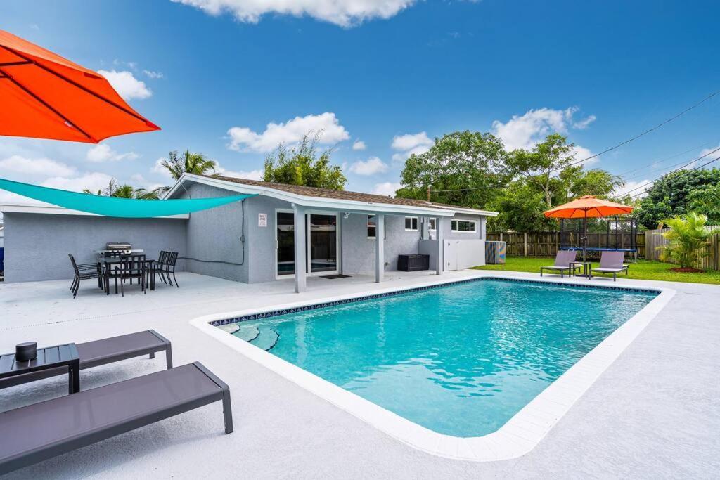 Spacious 5 Bedrooms With Large Pool, 12 Minutes To The Ocean Holiday home