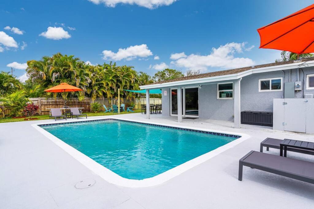 Spacious 5 Bedrooms With Large Pool, 12 Minutes To The Ocean Holiday home