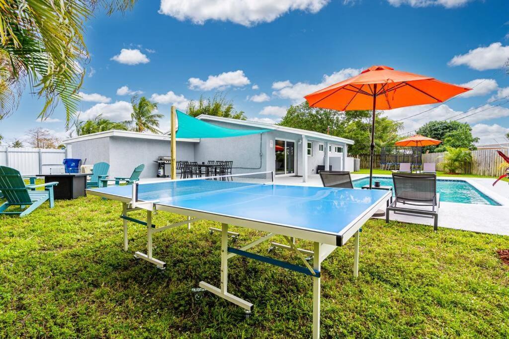 Spacious 5 Bedrooms With Large Pool, 12 Minutes To The Ocean Holiday home