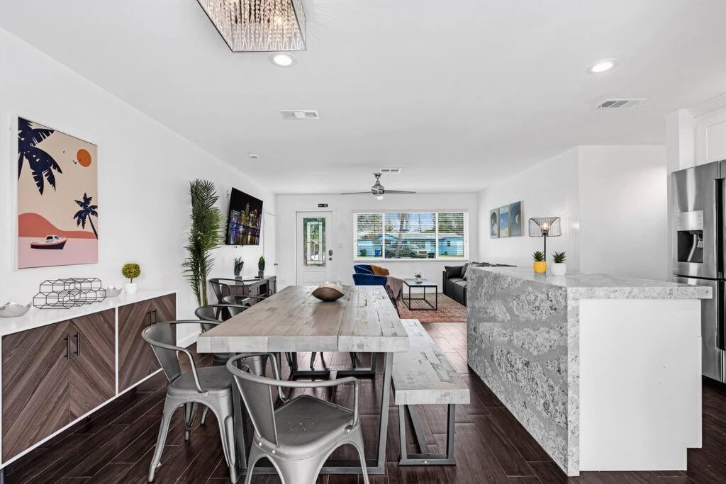 Spacious 5 Bedrooms With Large Pool, 12 Minutes To The Ocean Holiday home Fort Lauderdale