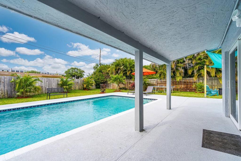 Spacious 5 Bedrooms With Large Pool, 12 Minutes To The Ocean Holiday home