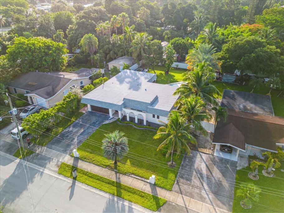 Game & Chill Manor - Arcade - Pool - Pool Table Holiday home Fort Lauderdale