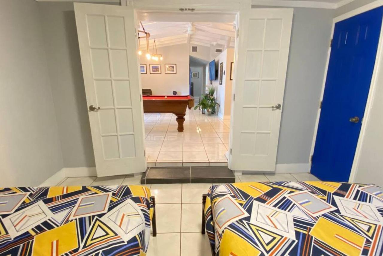 Great Location Pool W Pool Table 5br Holiday home *
