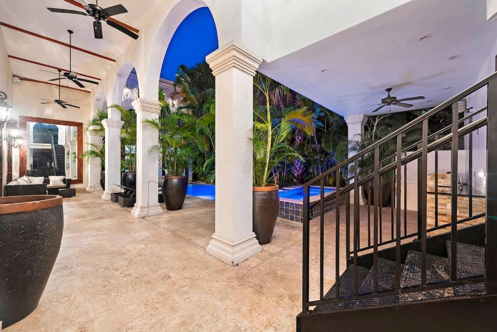 In Lauderdale With Gym Pool Jacuzzi Sleeps 12 Guest