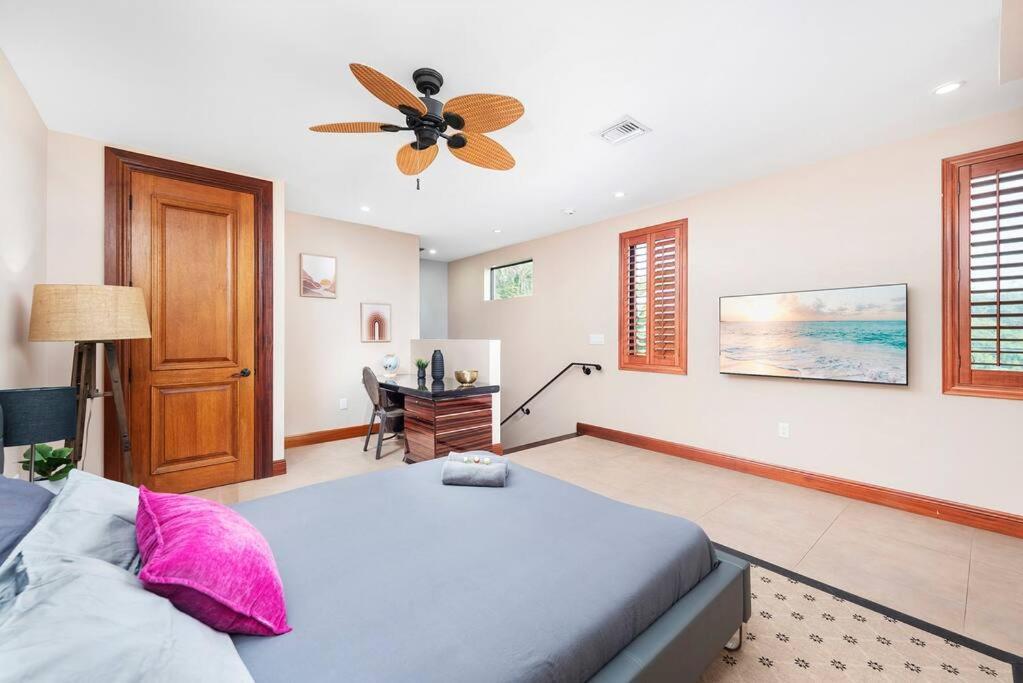 In Lauderdale With Gym Pool Jacuzzi Sleeps 12 Guest *