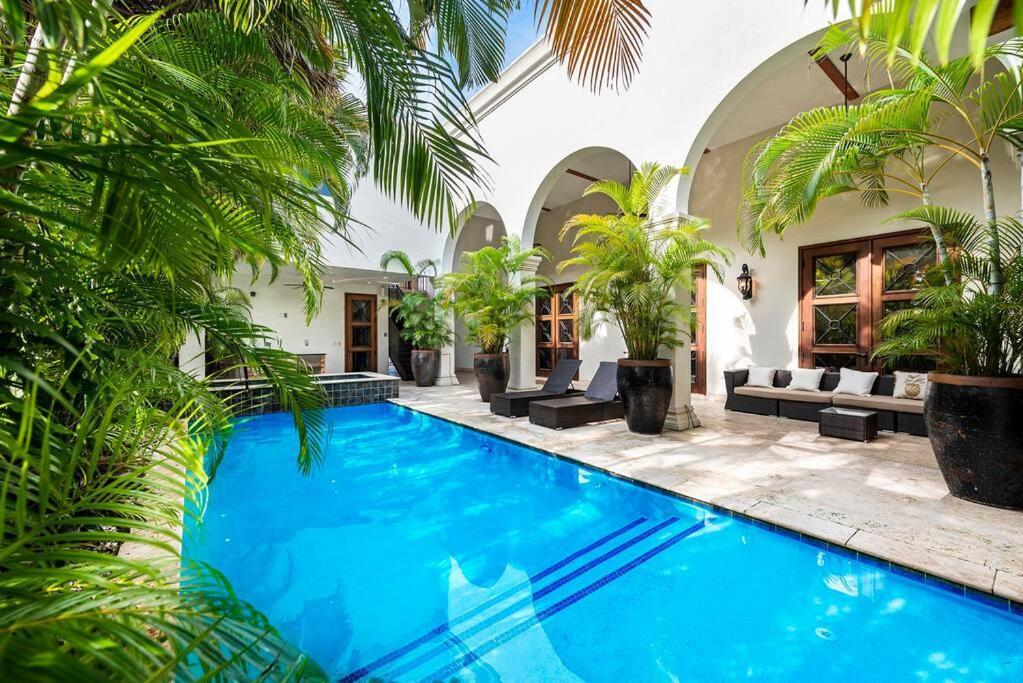 In Lauderdale With Gym Pool Jacuzzi Sleeps 12 Guest Fort Lauderdale