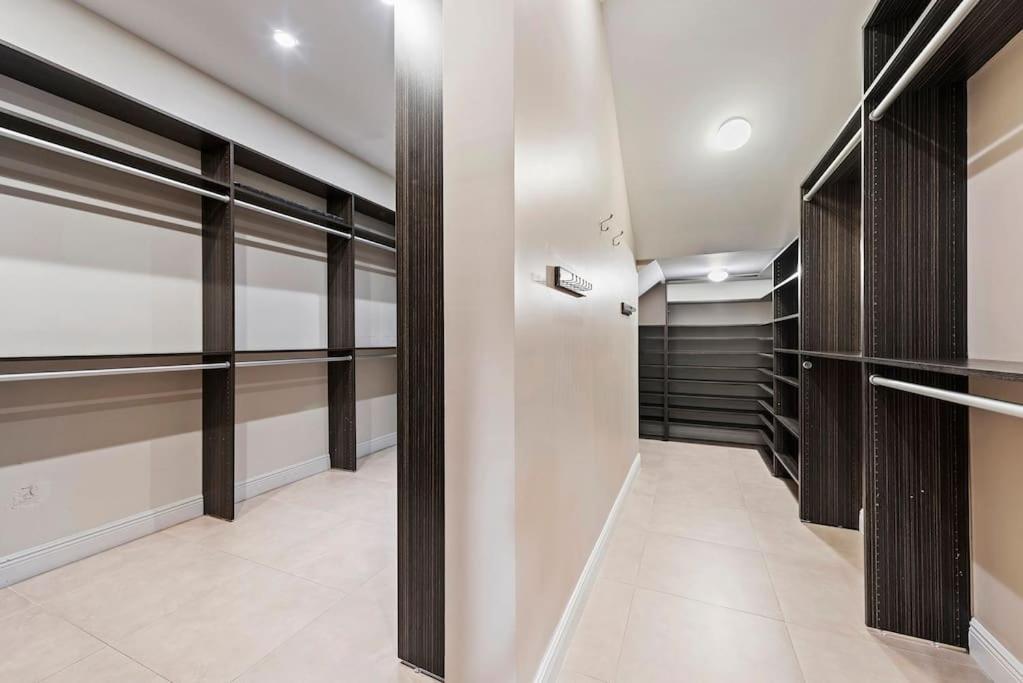 In Lauderdale With Gym Pool Jacuzzi Sleeps 12 Guest Holiday home *