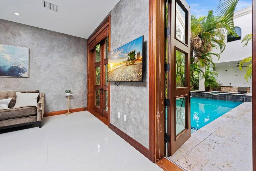 In Lauderdale With Gym Pool Jacuzzi Sleeps 12 Guest Holiday home