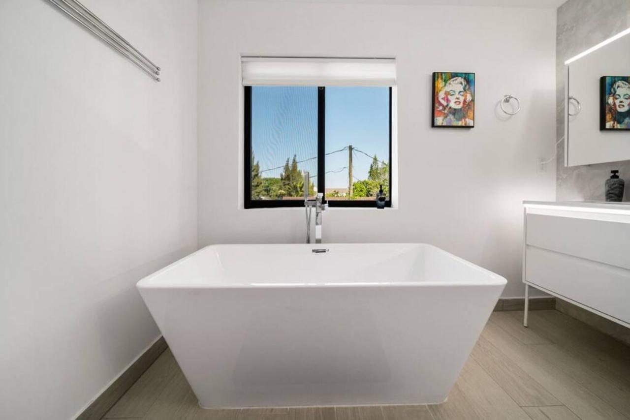 Modern Rocknhome Near Hard Rock And Fll Airport Holiday home Fort Lauderdale