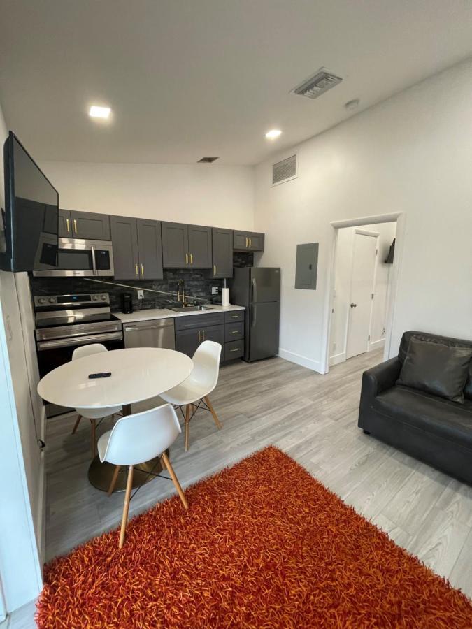 Modern Riverview Apartment *