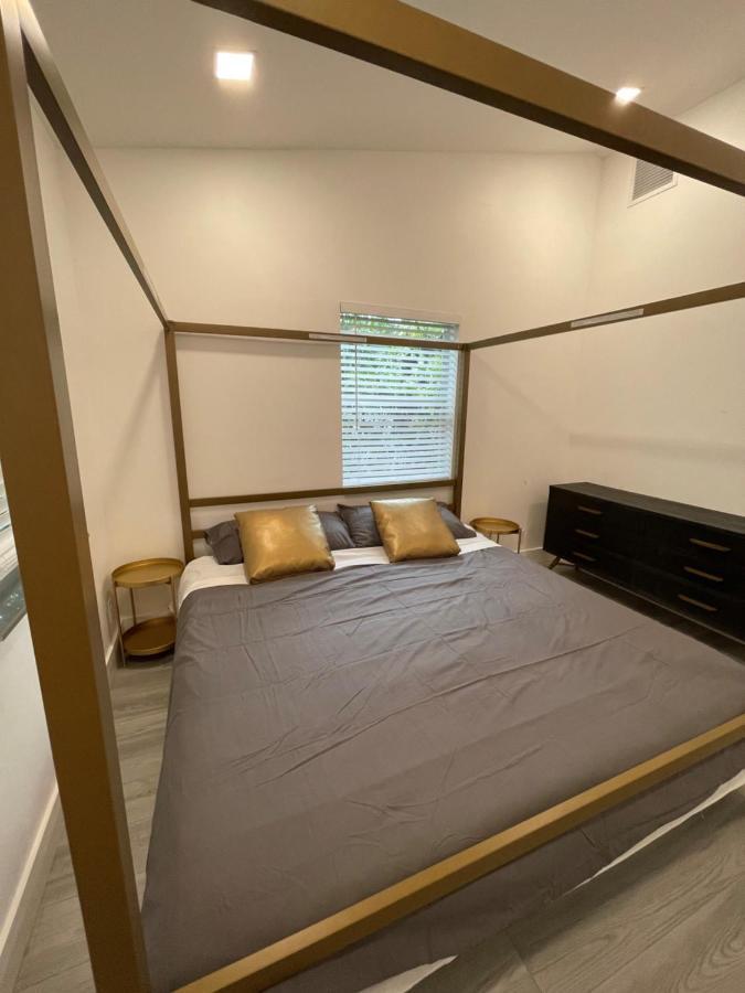 Modern Riverview Apartment *