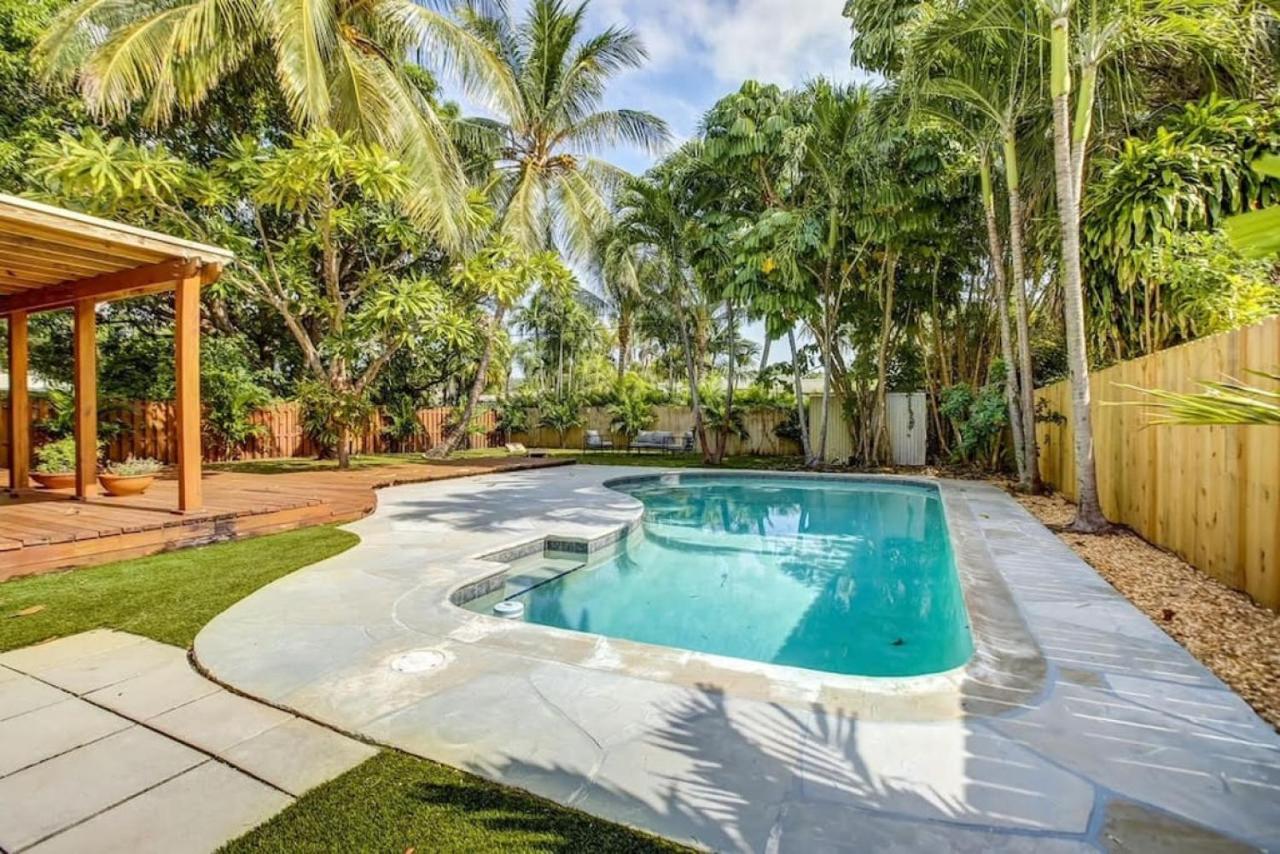 Tranquil Poolside Bliss Pergola Deck Turf Yard Holiday home