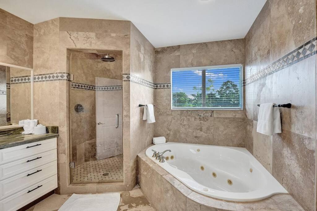 Hot Tub! Roof Top! Firepit! Boat Dock! Holiday home *