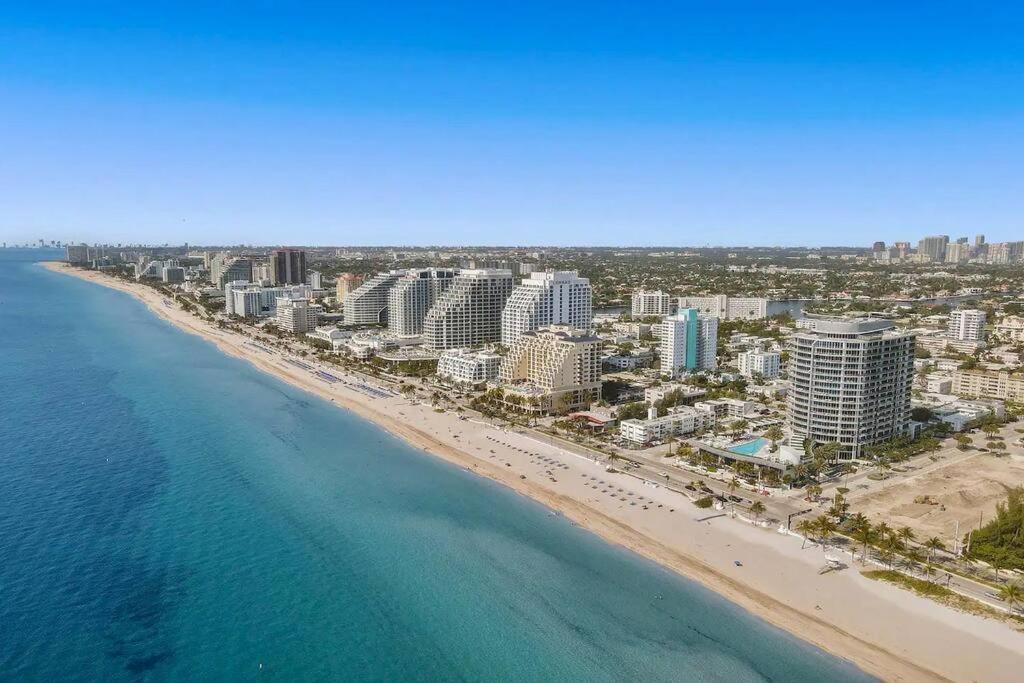 Vistamar Waterfront Abode -walk To The Apartment *