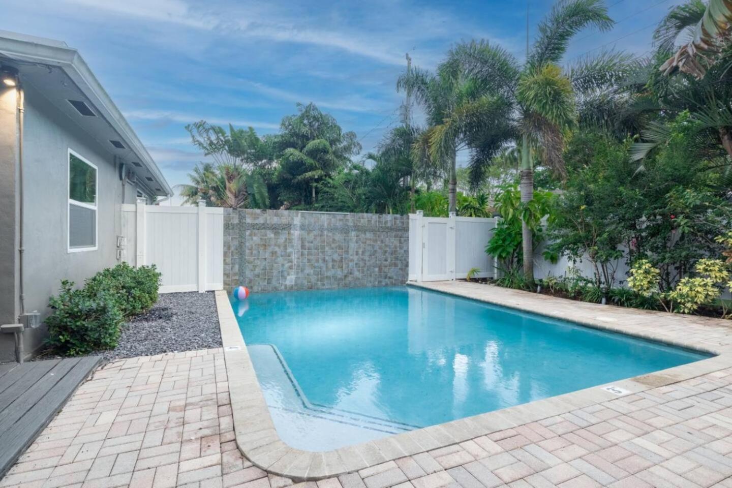 Wilton Manors West 2 Bed 2 Bath With Pool *