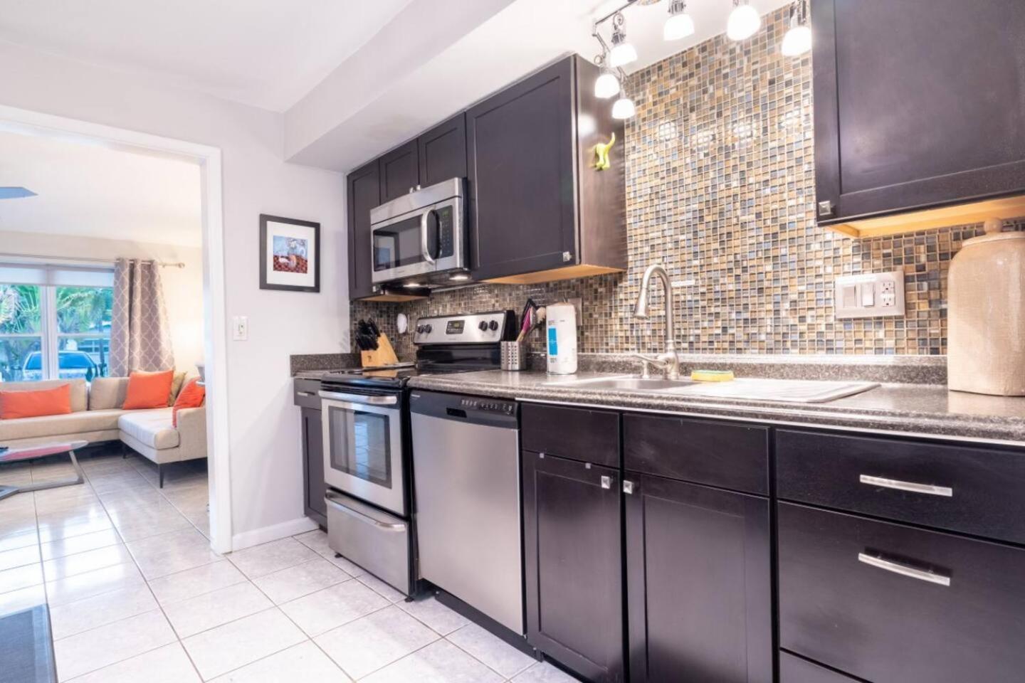 Wilton Manors West 2 Bed 2 Bath With Pool