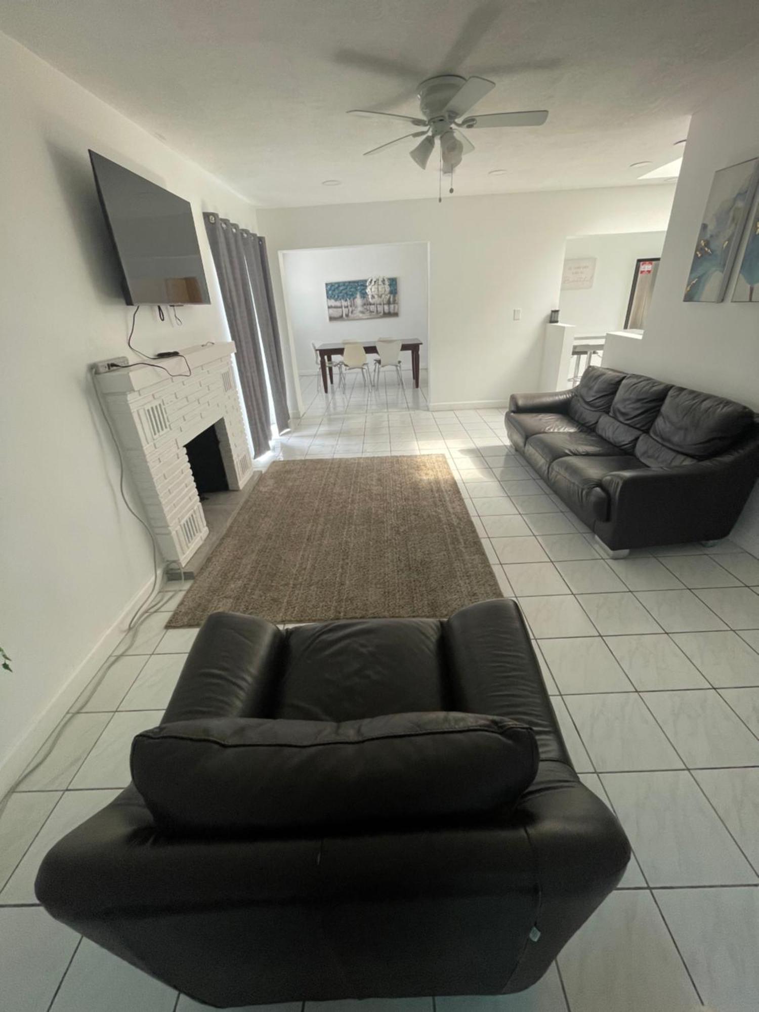 Modern Close To Downtown And The Airport Apartment *